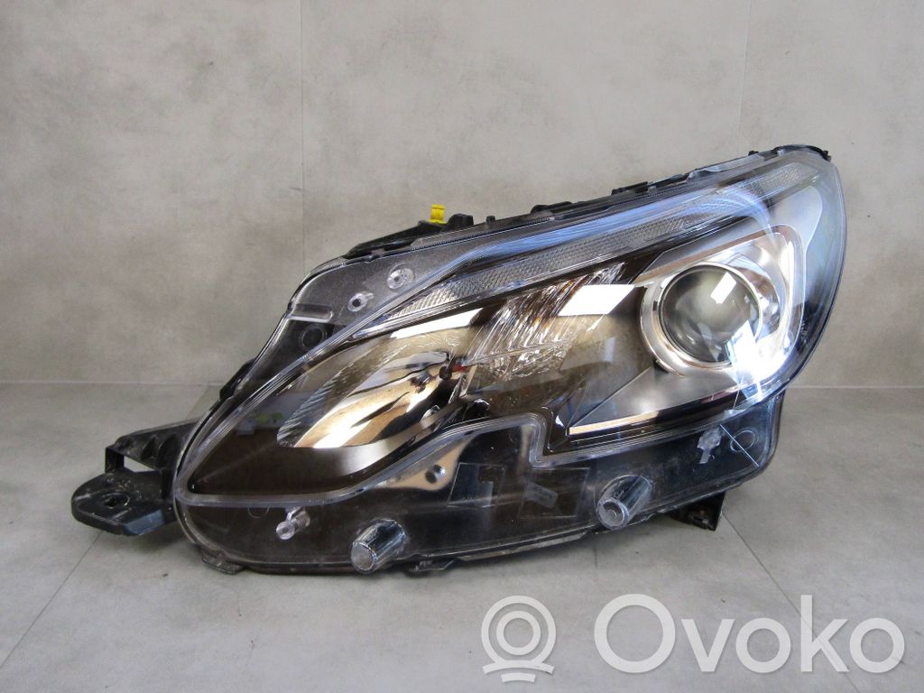 Peugeot 2008 I Lampa przednia 
