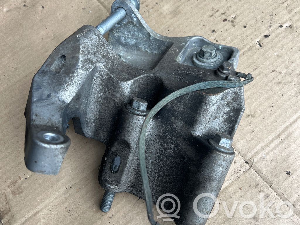 Volvo XC60 Engine mounting bracket 