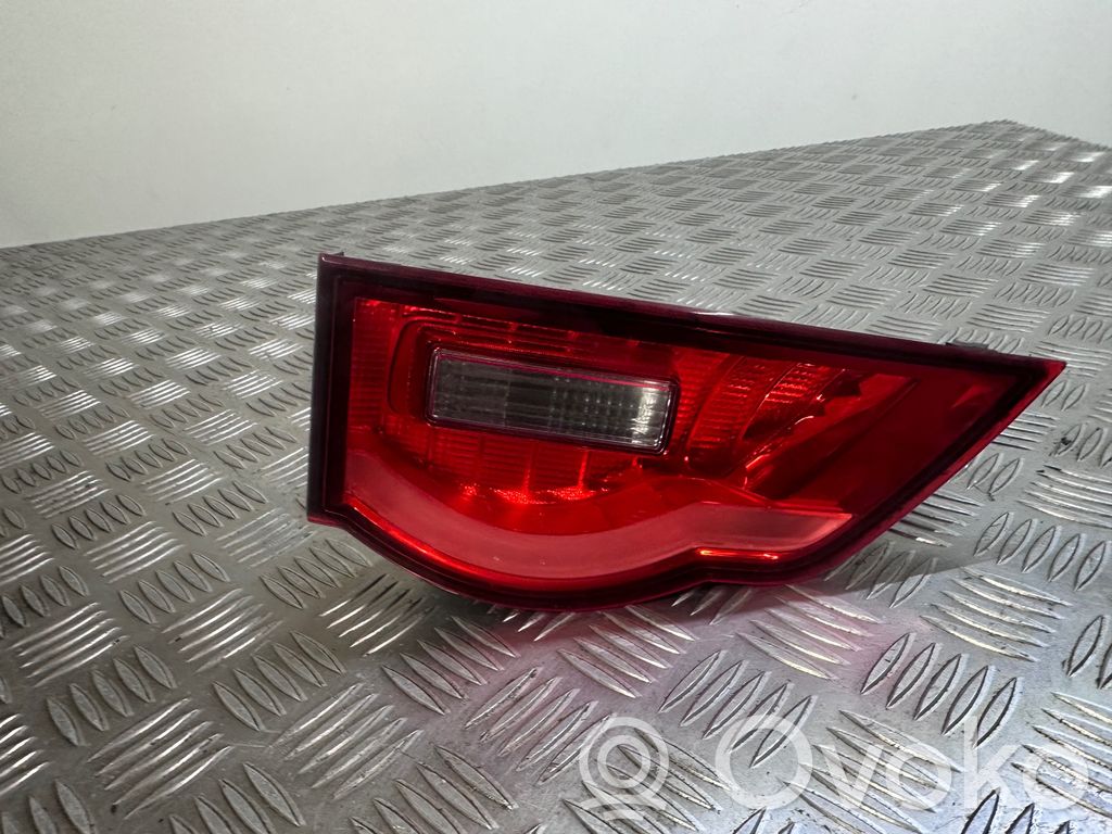 Jaguar F-Pace Lampă spate în capacul portbagajului 