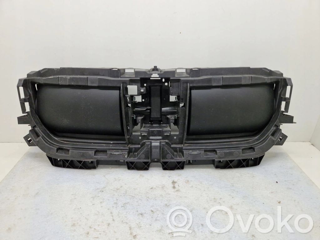 BMW X1 U11 Отделка радиаторов 