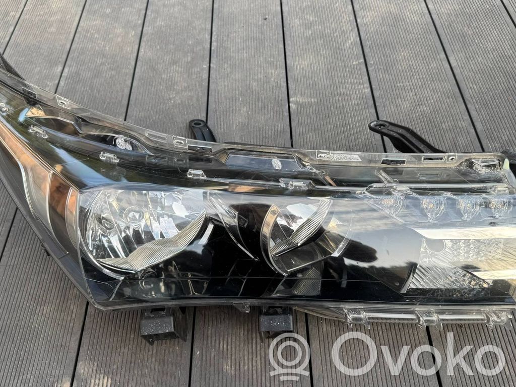 Toyota Corolla E160 E170 Lampa przednia 