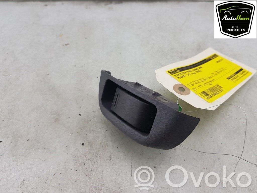 Peugeot 107 Electric window control switch 