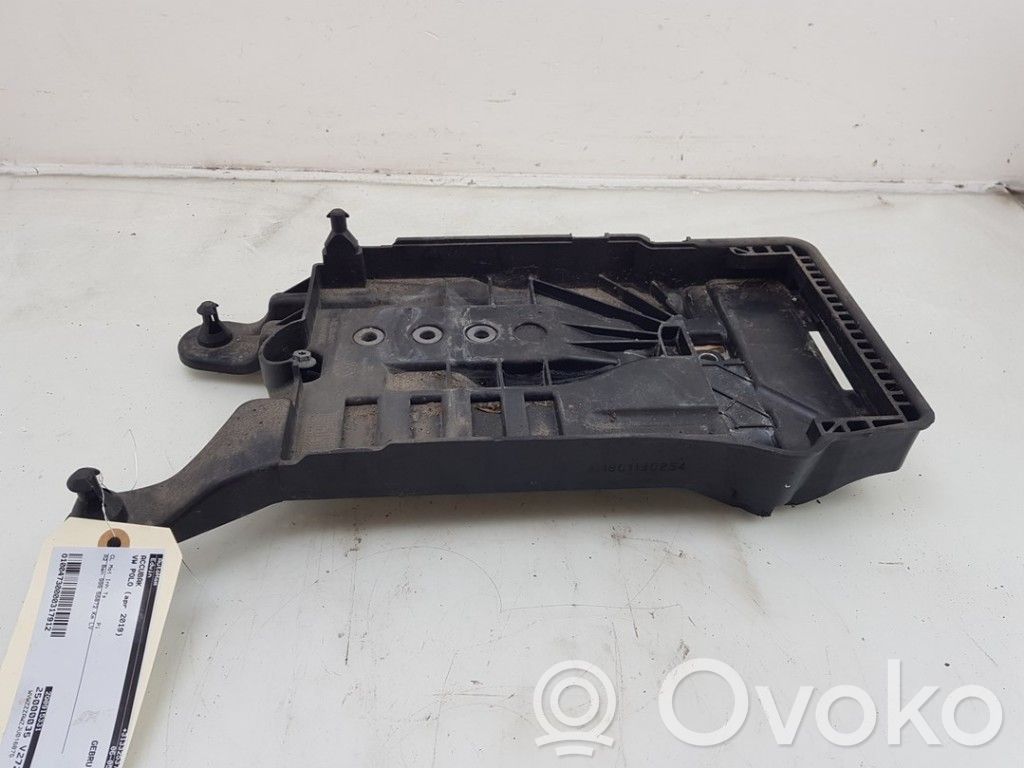 Volkswagen Polo VI Akkulaatikon alusta 