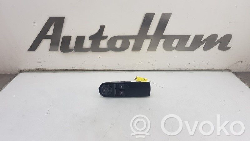 Renault Clio IV Interruptor del elevalunas eléctrico 