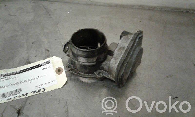BMW 1 E81 E87 Kaasuttimen ilmaläppärunko 