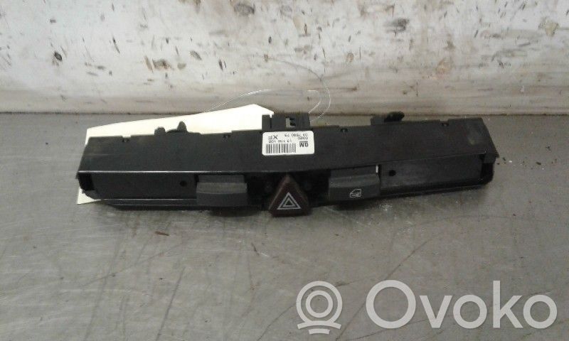 Opel Astra H Botón interruptor de luz de peligro 