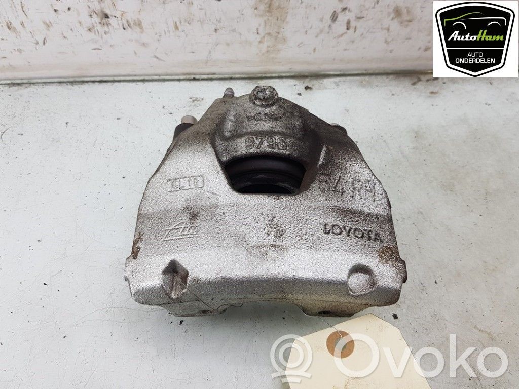 Toyota Yaris XP210 Zacisk hamulcowy przedni 