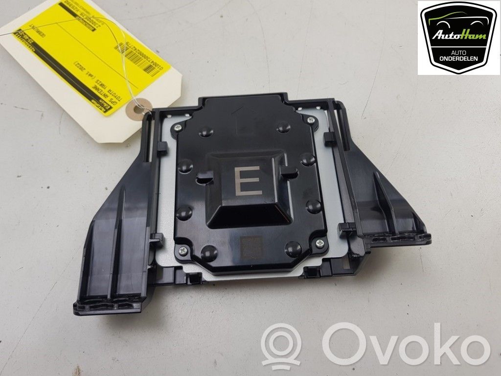 Toyota Yaris XP210 GPS-pystyantenni 