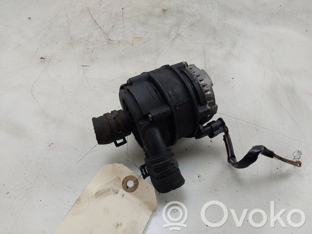 Volkswagen PASSAT B8 Bomba de agua 
