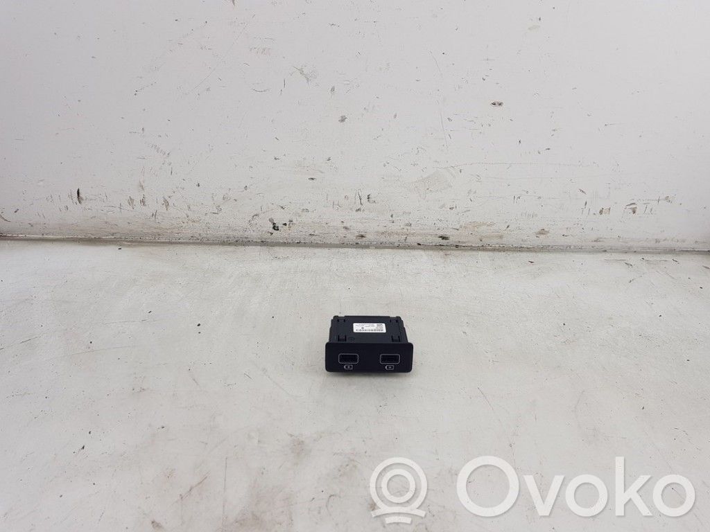 Renault Express AUX in-socket connector 