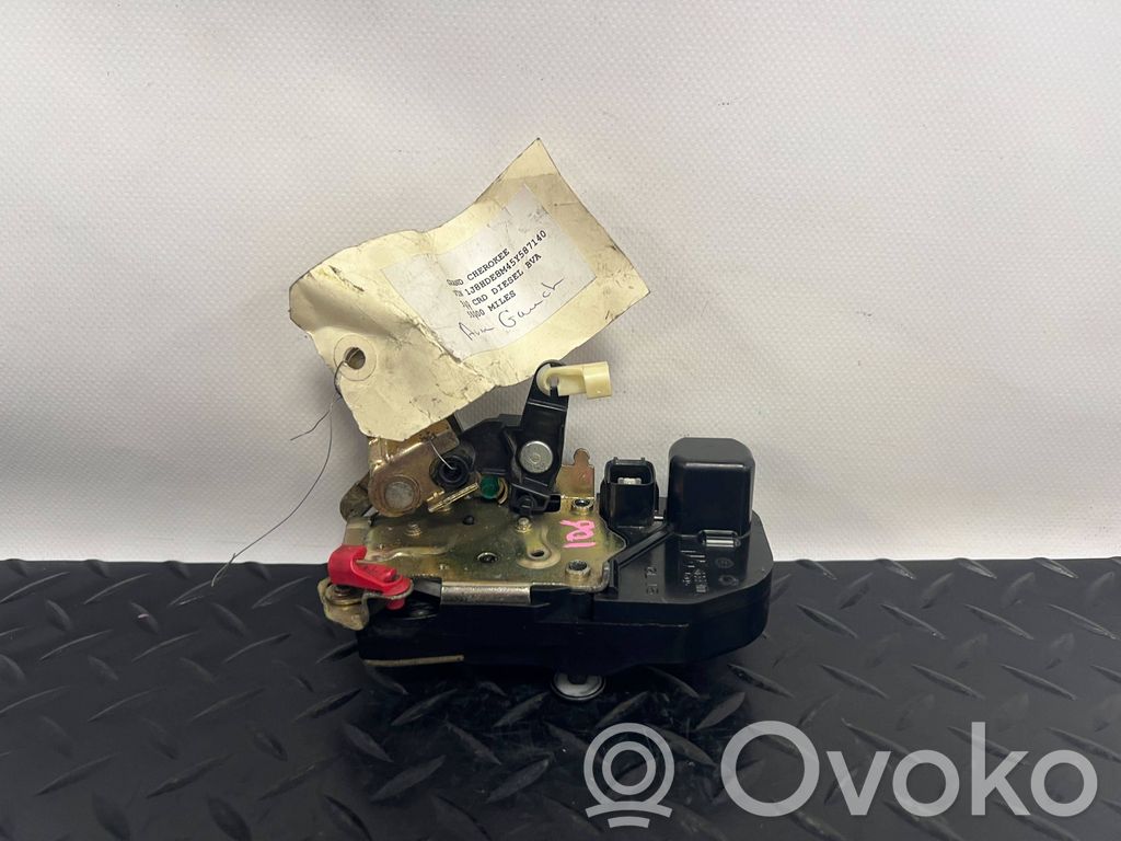 Jeep Grand Cherokee (WK) Priekšpusē slēdzene 