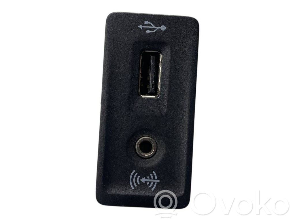 Volkswagen PASSAT B8 Gniazdo / Złącze USB 