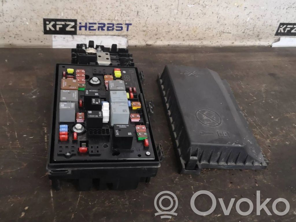 Opel Astra J Saugiklių dėžė (komplektas) 