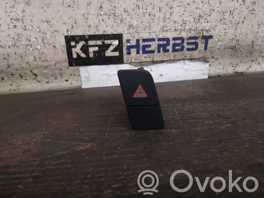 Audi Q3 8U Przycisk świateł awaryjnych 