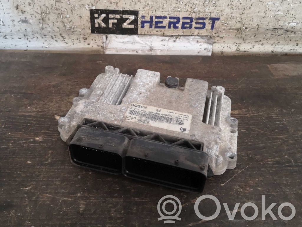 Opel Zafira B Moottorin ohjainlaite/moduuli 