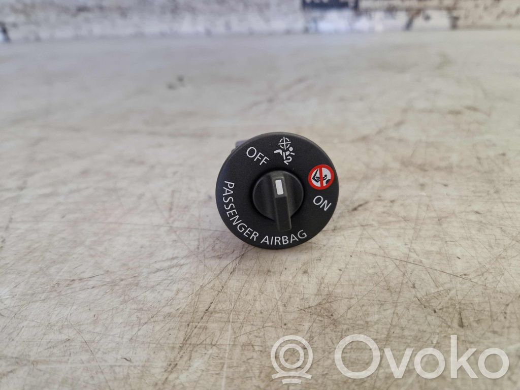 Botón interruptor de bloqueo de puertas   681995290R,681995290R