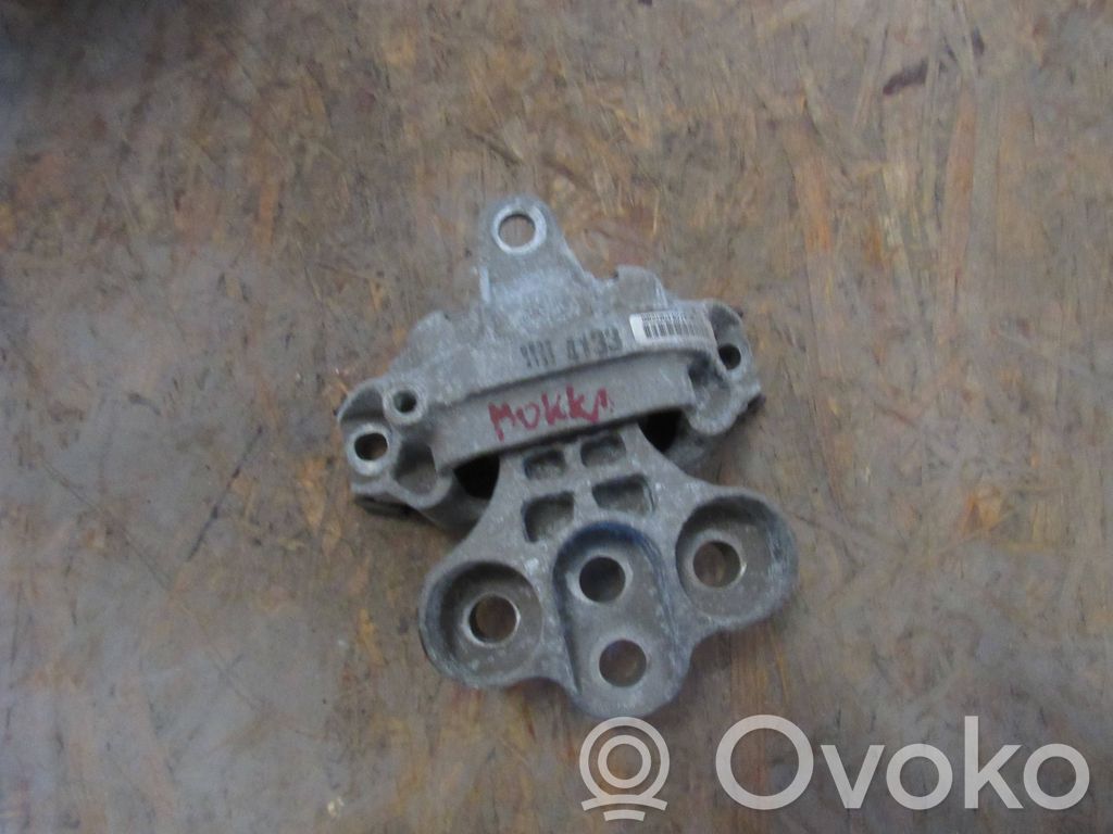 Engine mount vacuum valve