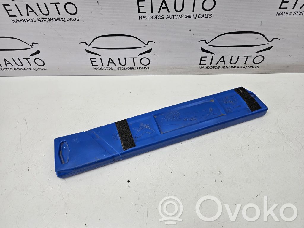Volvo V70 Avarinis ženklas 