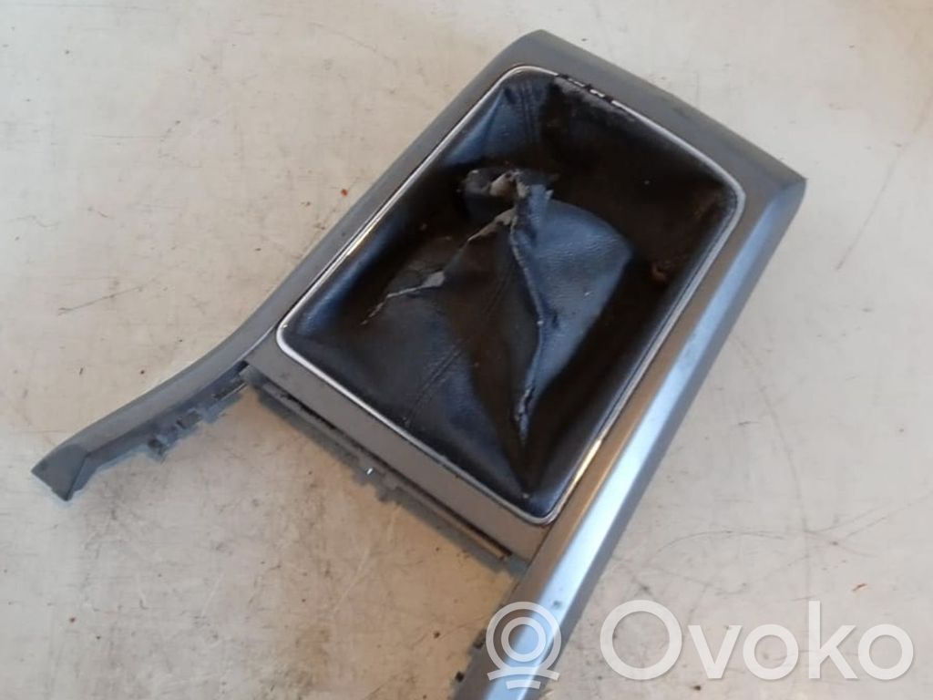 Opel Astra H Consola de plástico de la palanca de cambios 