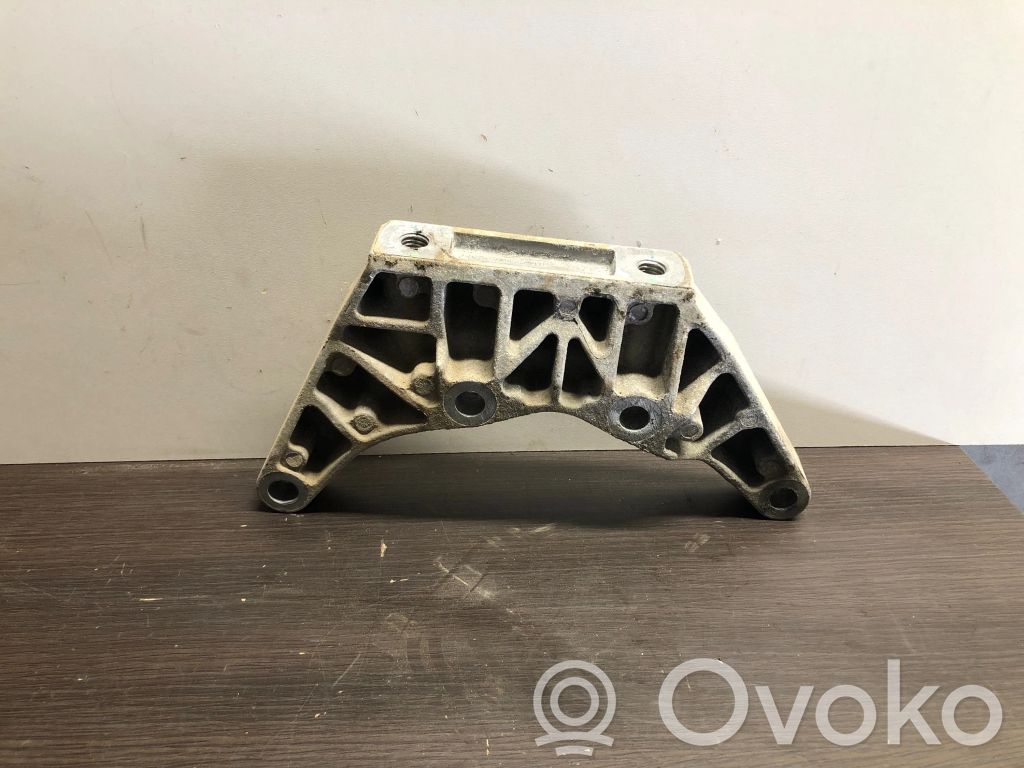Volvo XC70 Gearbox mounting bracket 