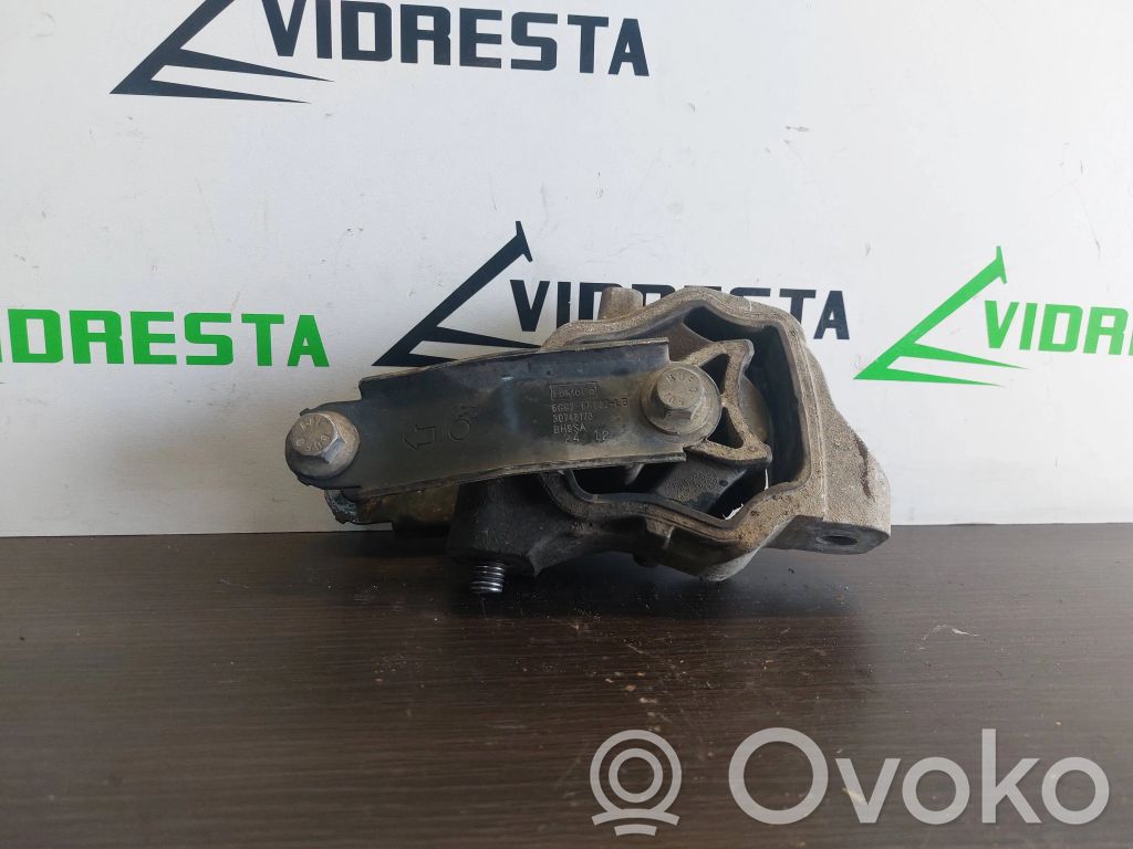Volvo XC70 Engine mount bracket 