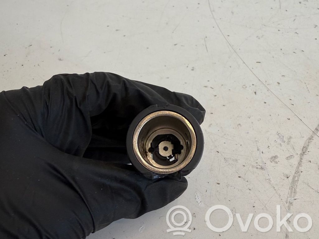 Peugeot 308 12V Steckdose vorne 