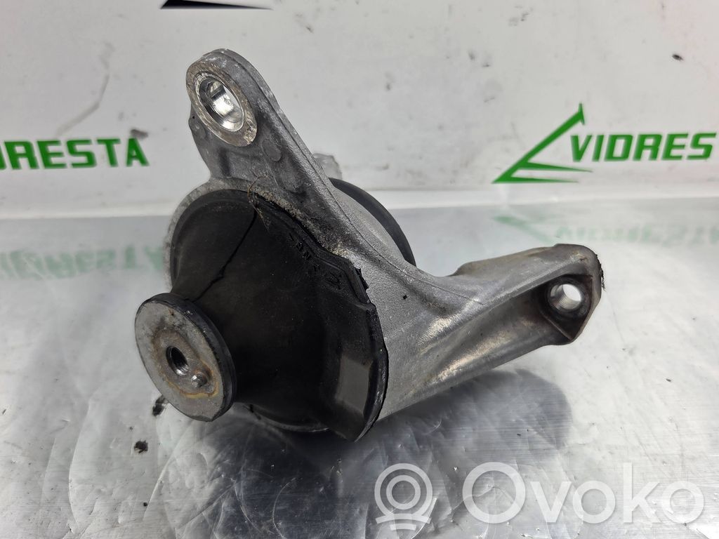 Honda CR-V Engine mount bracket 