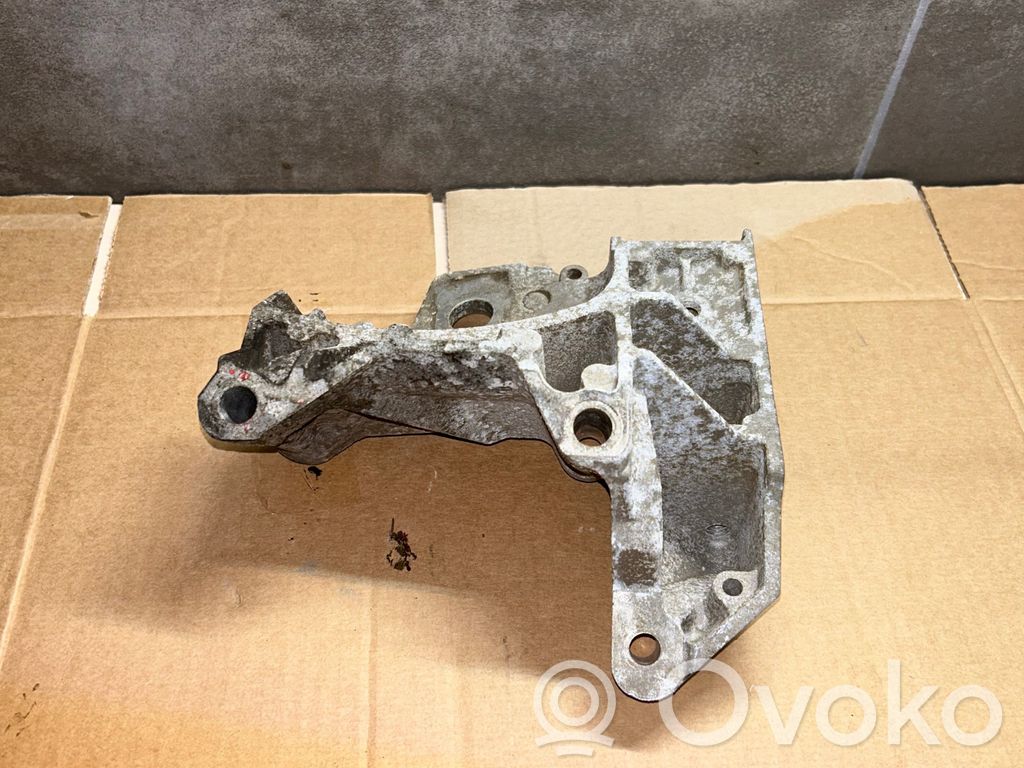 Volvo XC60 Engine mounting bracket 