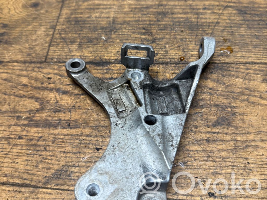 Peugeot 3008 II Engine mounting bracket 