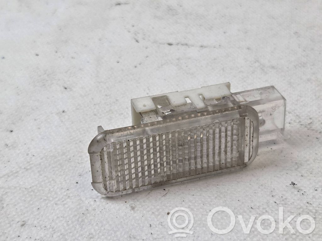 Luz interna puerta delantera   8D094741