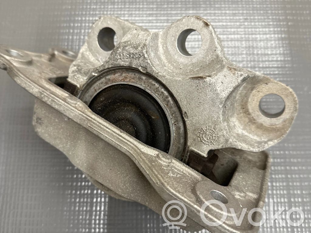 Volvo XC90 Engine mount bracket 