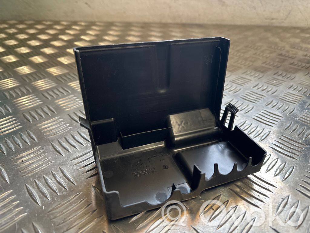 Opel Insignia B Fuse box cover 
