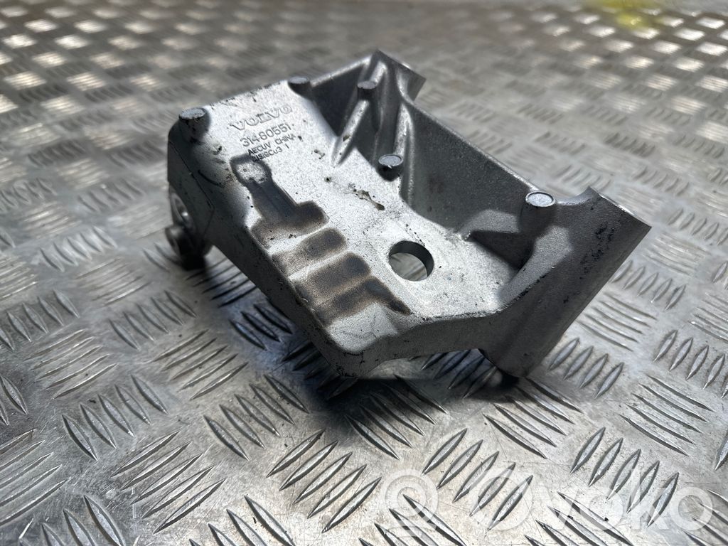 Volvo XC90 Engine mounting bracket 