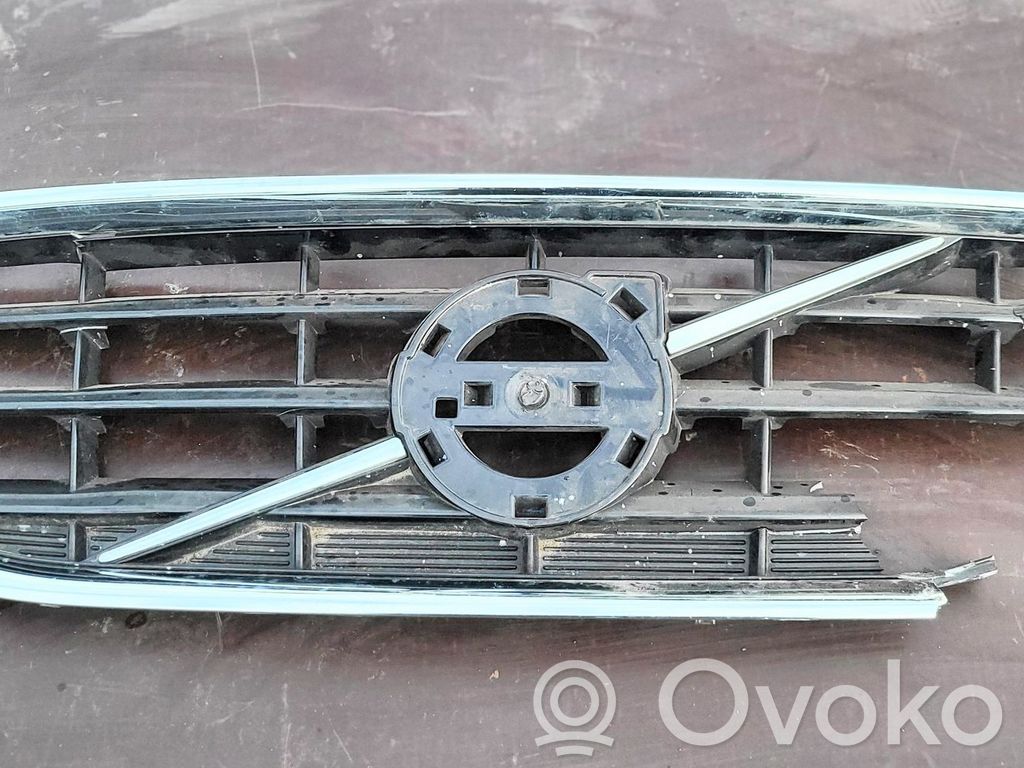 Volvo V40 Etupuskurin ylempi jäähdytinsäleikkö 