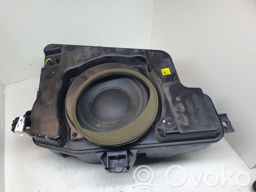 KIA Sorento Subwoofer 