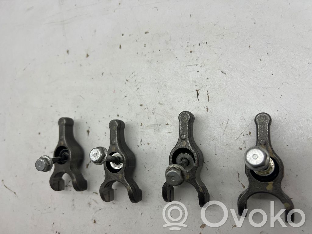 Abrazadera del inyector de combustible
