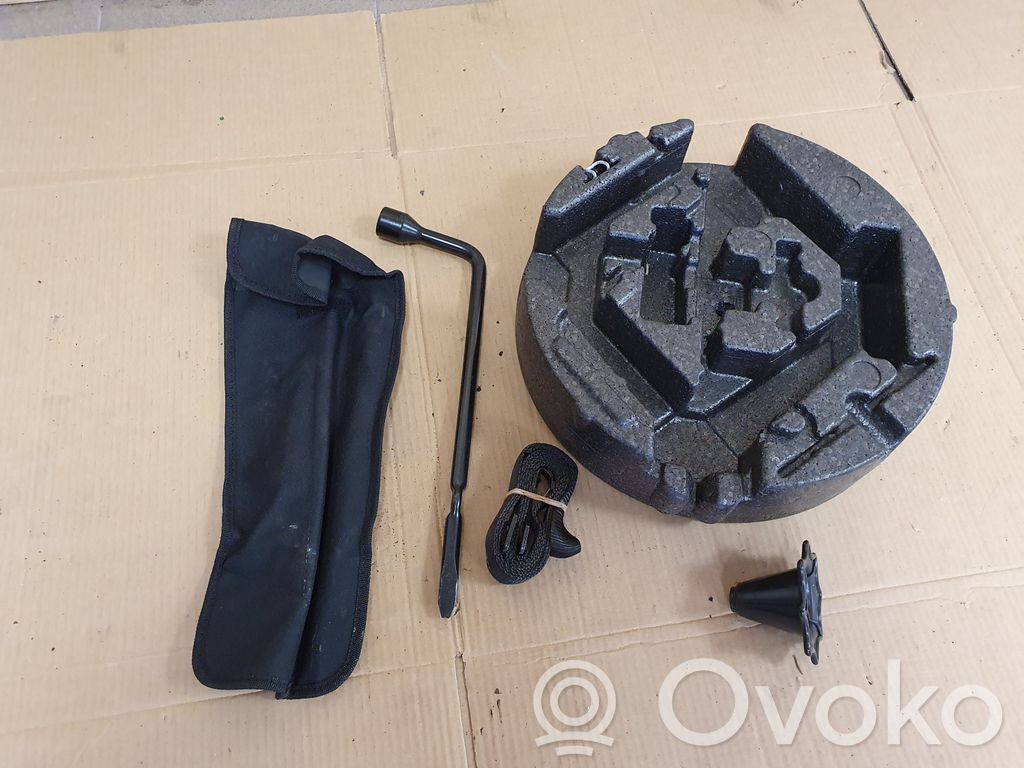 Opel Astra J Tool box 
