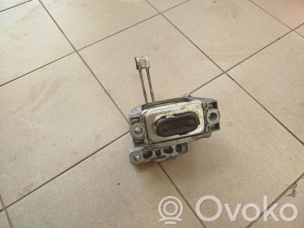 Volkswagen PASSAT B8 Engine mount bracket 