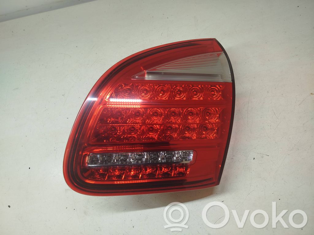 Porsche Cayenne (92A) Lampă spate în capacul portbagajului 