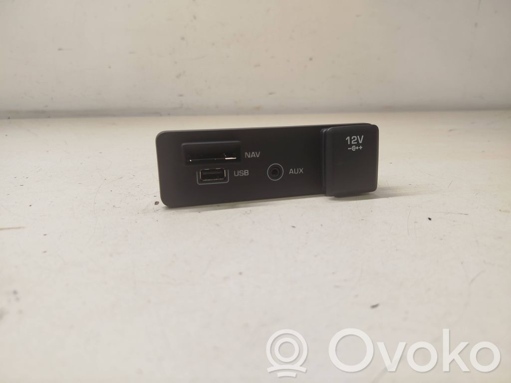 Land Rover Discovery Sport USB socket connector 