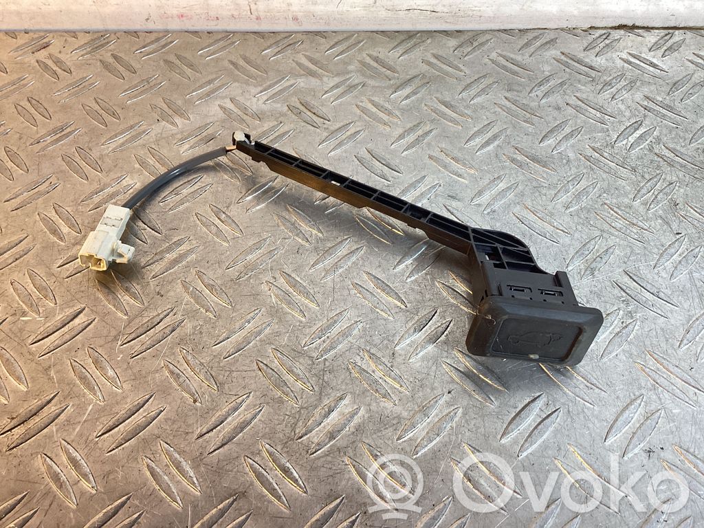 Tailgate/boot open switch button   15F657,6571W95