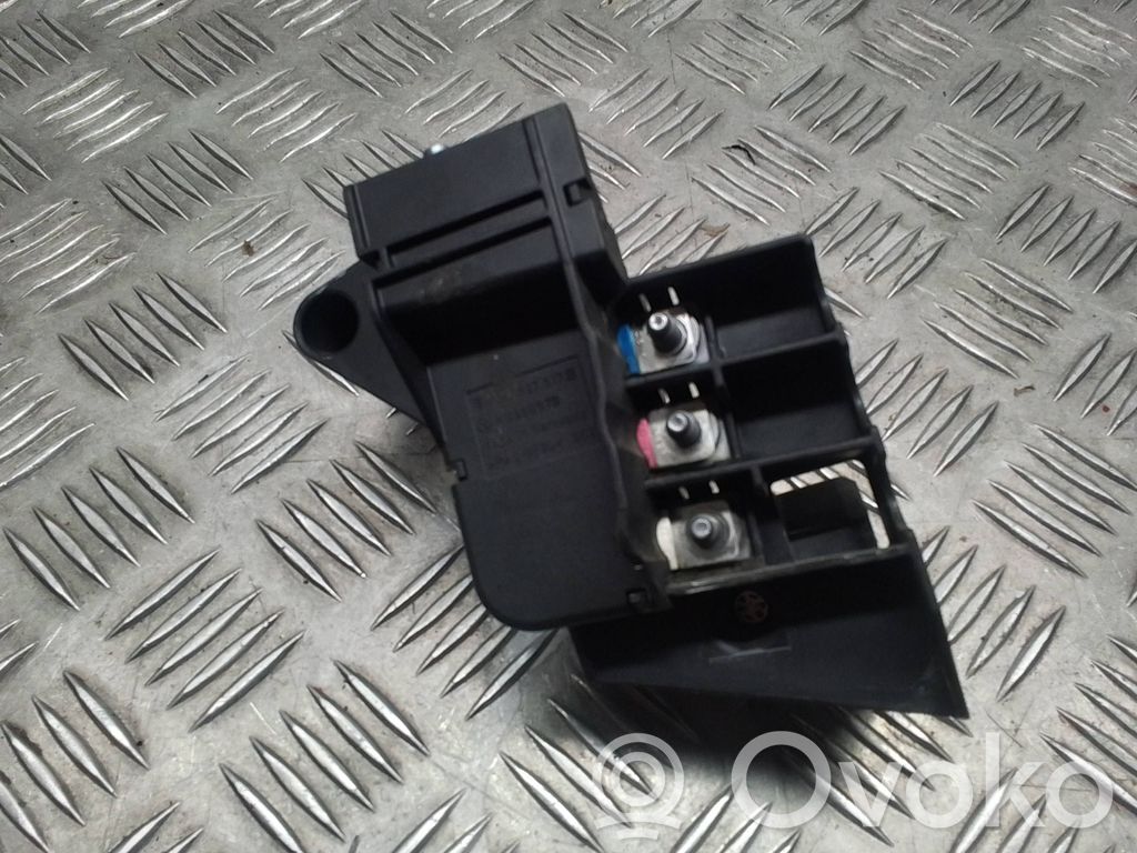 Relé de control de corriente   95B937517B