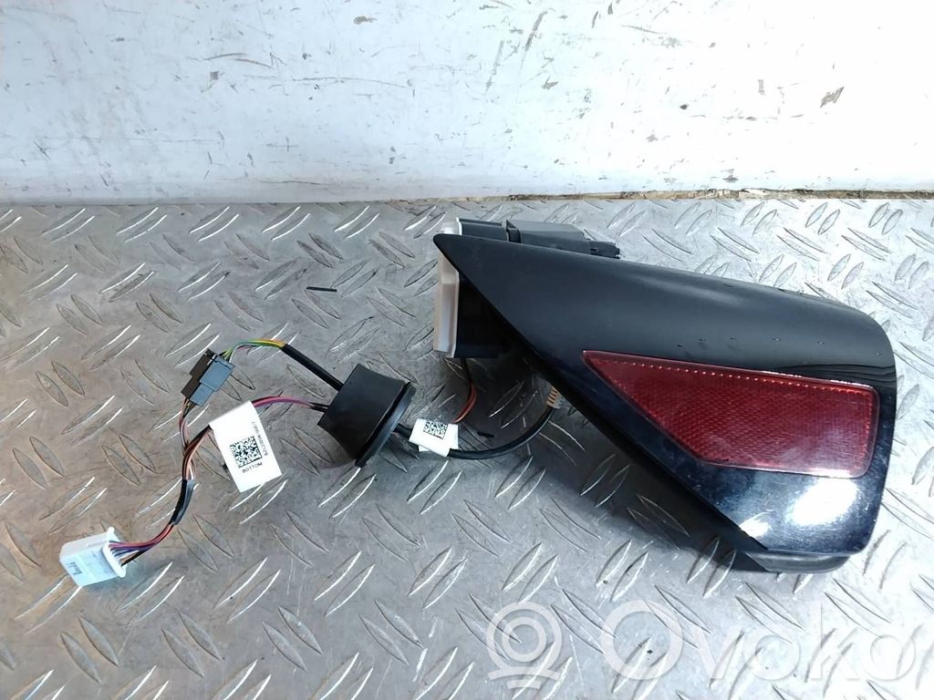 Tesla Model Y Sähköauton latauspistorasian kansi 