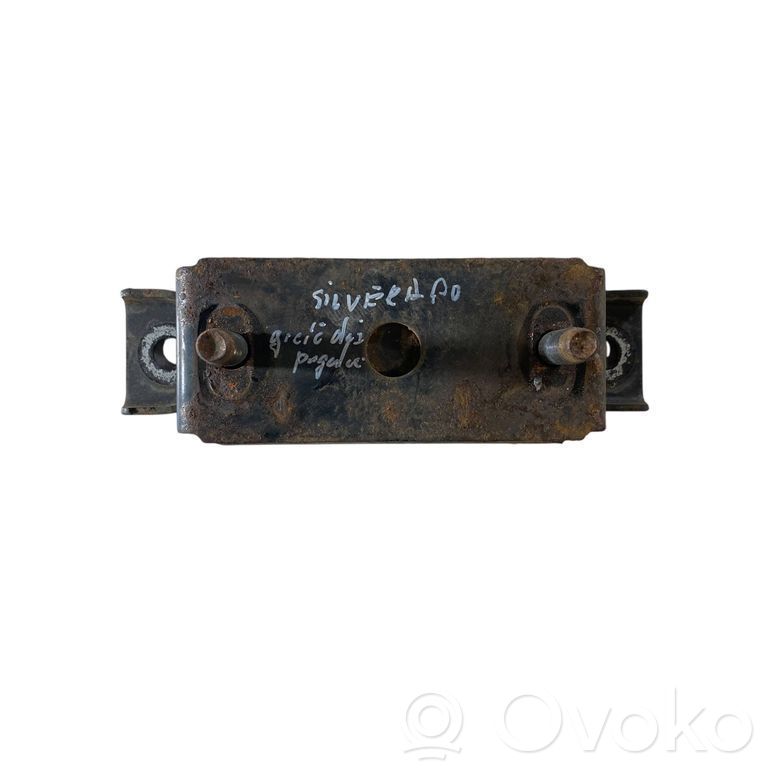 Chevrolet Silverado Gearbox mount 