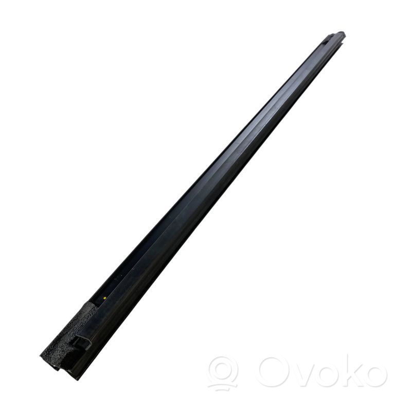 Уплотнительная резина (у стекла)   68188737,68188737AB,68188737AA