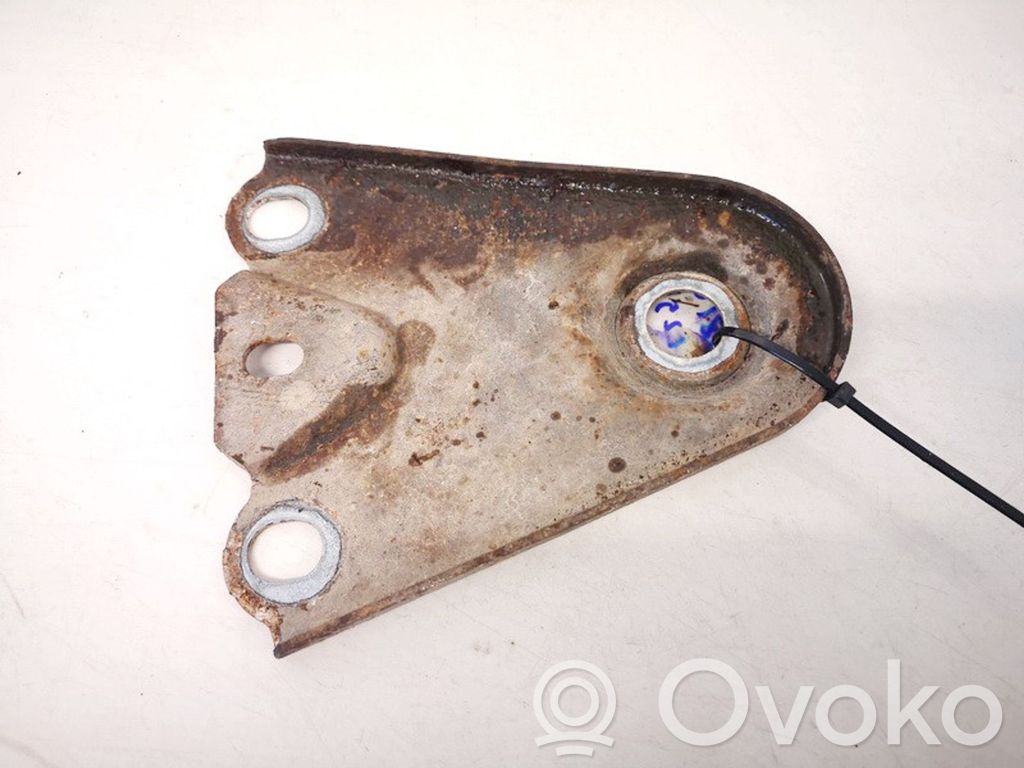Engine mounting bracket