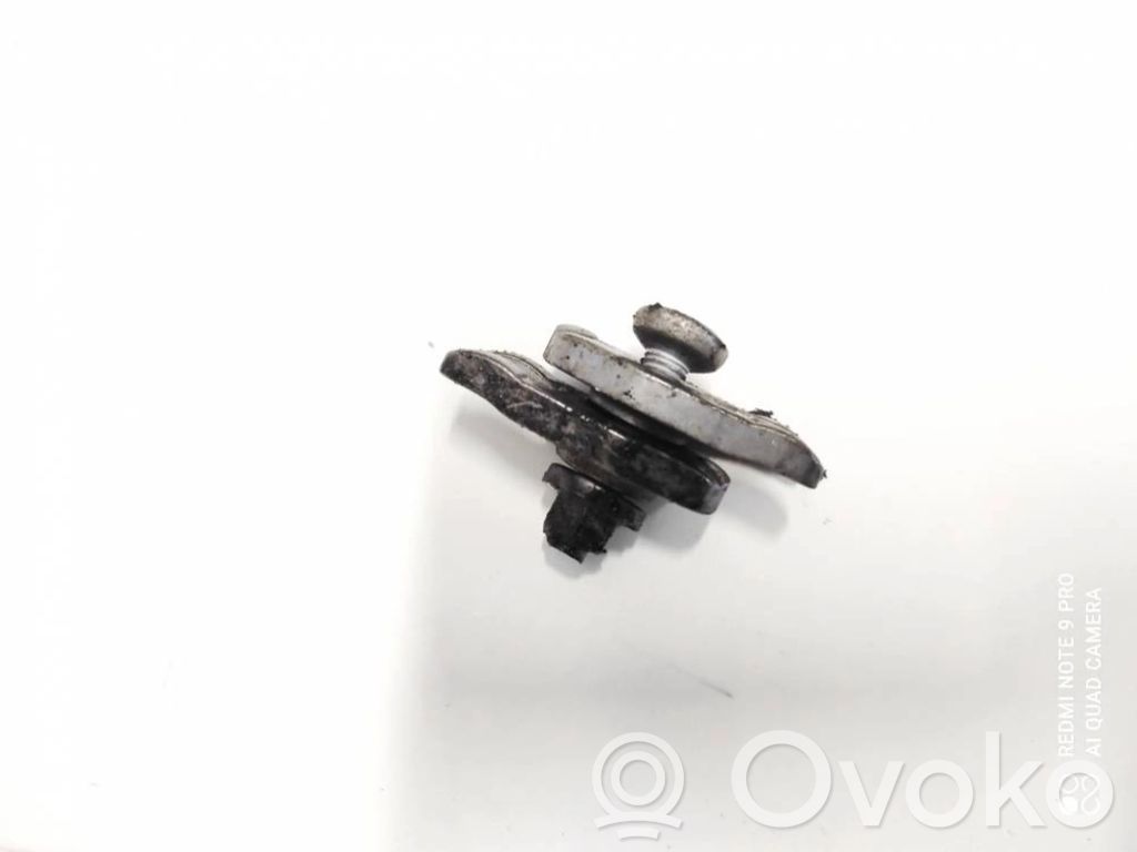 Abrazadera del inyector de combustible