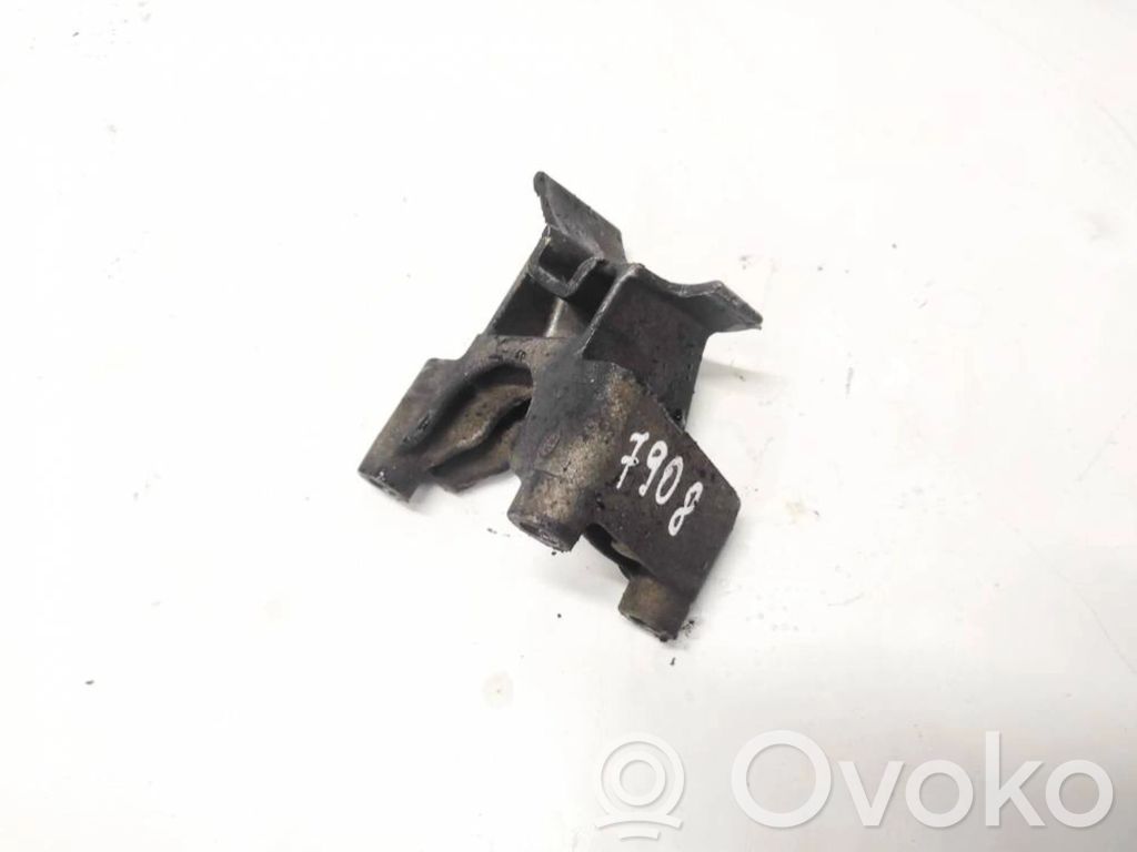 Engine mounting bracket