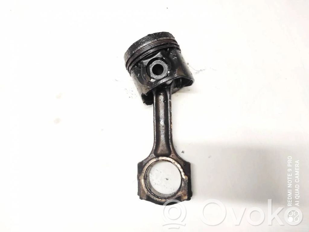 Piston cu bielă