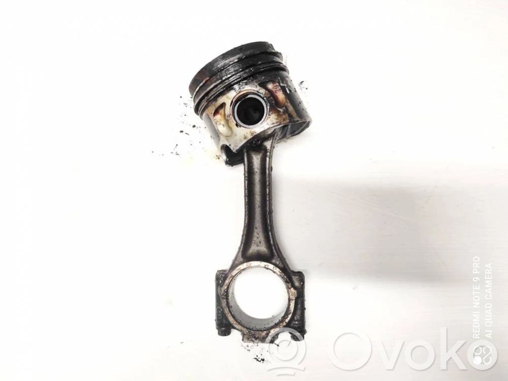 Piston cu bielă